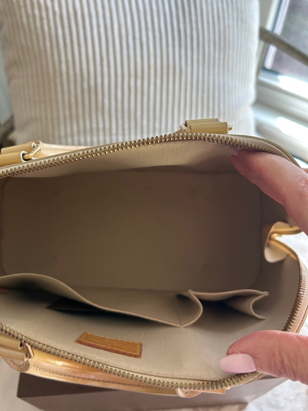 7039. Authentic Louis Vuitton Vernis Alma Satchel. Dustbag, Box, Lock/Key  COA. - Picture 11 of 16